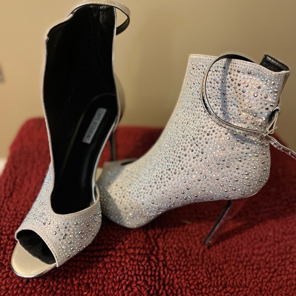 Beautiful glitter iridescent heel shoes
